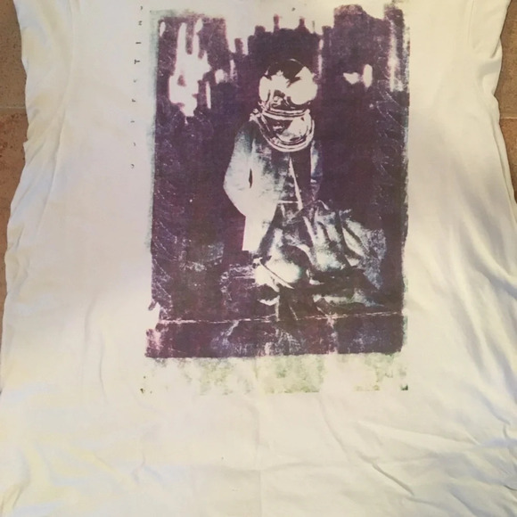 Guess  graphic shirt - Picture 1 of 5
